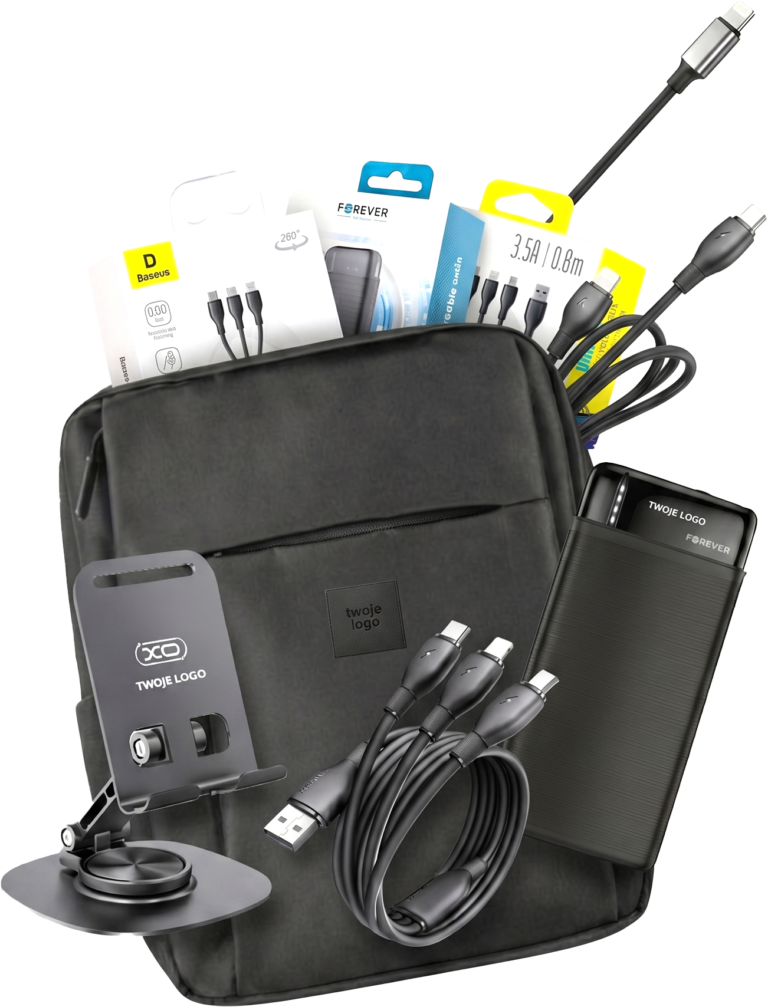 Zestaw technologiczny z logo firmy zawierający powerbank, kable do ładowania, uchwyt na telefon oraz torbę na akcesoria elektroniczne.