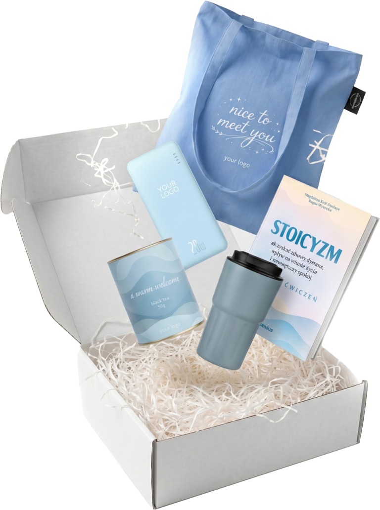 Niebieski welcome box z logo firmy zawierający torbę bawełnianą, powerbank, kubek termiczny, herbatę premium i książkę w eleganckim pudełku prezentowym.